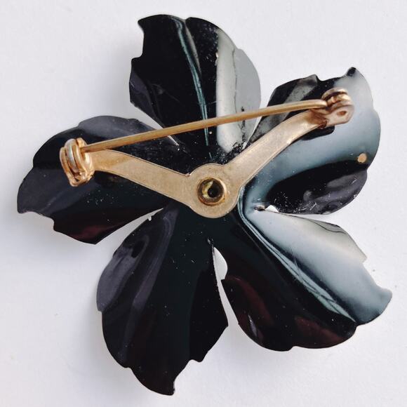 Vintage 1960s Brooch White Enamel Metal Mod Flower Black Edge Mid Century Pin - Picture 9 of 11